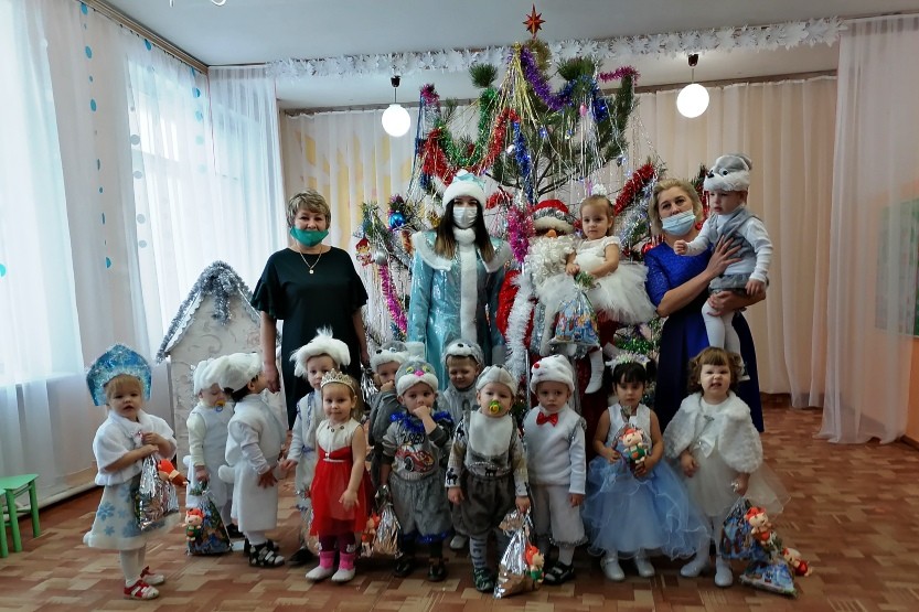 Подробнее о статье Новогодний утренник «Домик у дорожки»