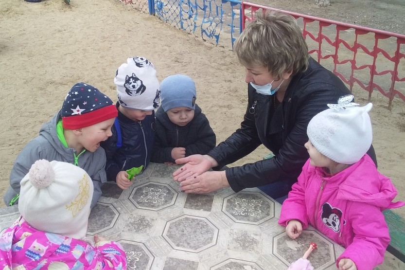 Подробнее о статье Мы по садику гуляли, за природой наблюдали.