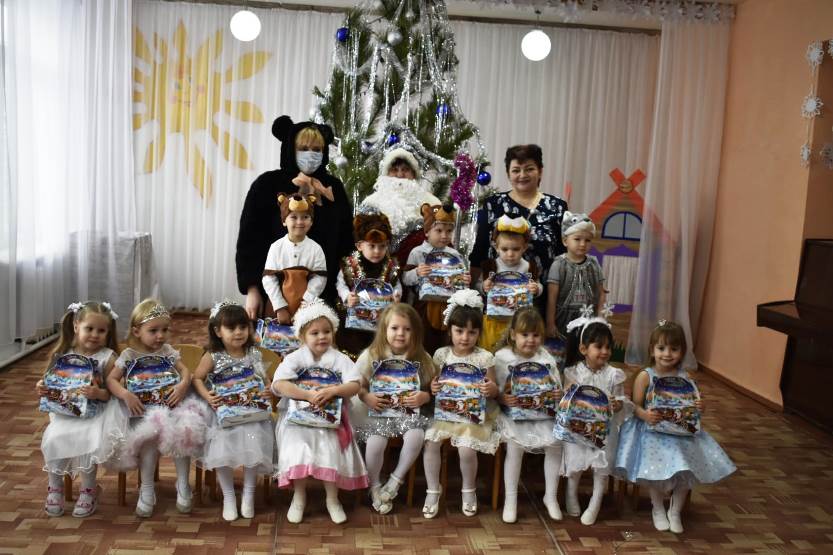 Вы сейчас просматриваете Новогодний  утренник «По зимним дорожкам»в младшей группе