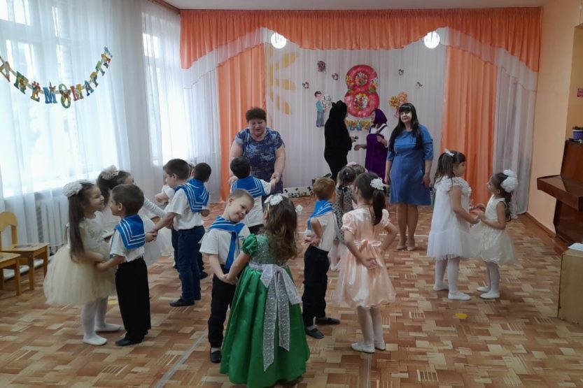 Подробнее о статье Утренник «8 Марта с Машей и Медведем»