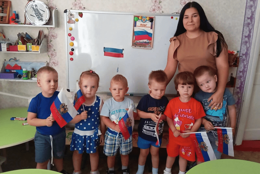 Подробнее о статье День Государственного флага России в младшей группе