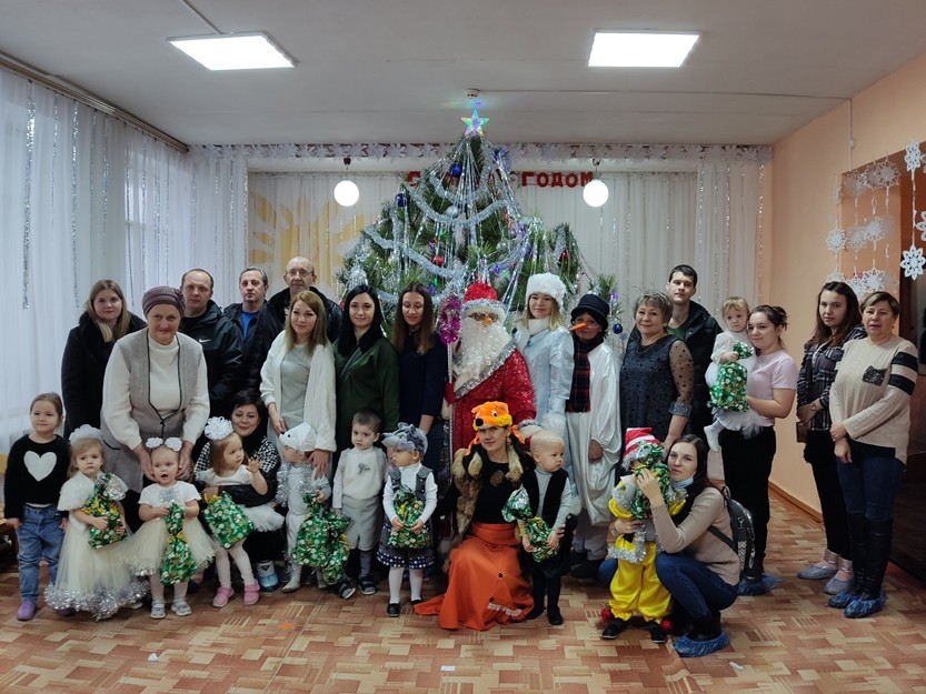 Подробнее о статье Новогодний утренник «В гости елочка пришла»