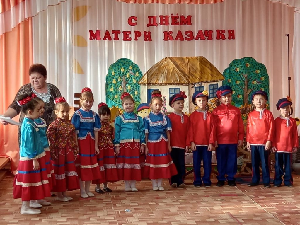 Подробнее о статье Утренник «Веселимся мы, играем, мам-казачек прославляем!»