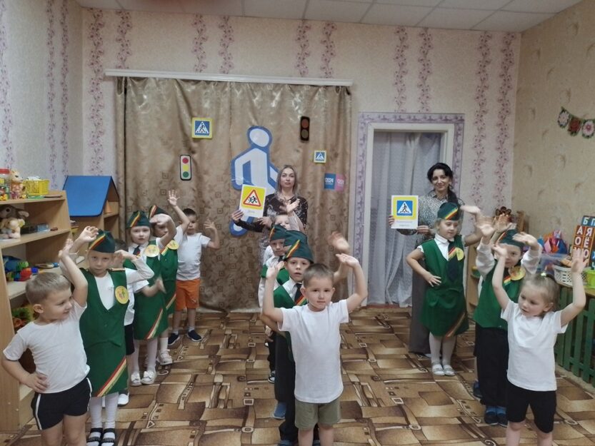 Подробнее о статье ФЛЕШМОБ ПО ПРАВИЛАМ ДОРОЖНОГО ДВИЖЕНИЯ